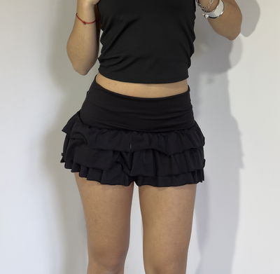 mini con volados y microshort incluido 