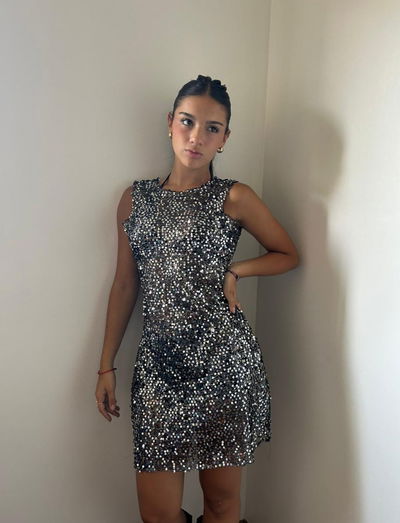 vestido corto de lentejuelas con espalda desc