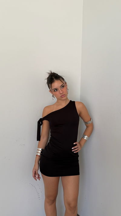 vestido corto con lazo en hombro