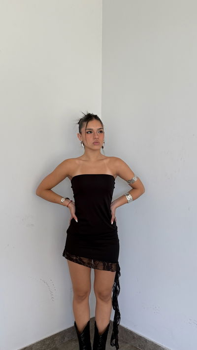 vestido corto strapless con volado de encaje