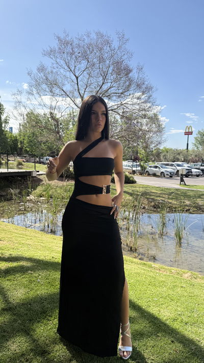 vestido largo cut out con hebilla