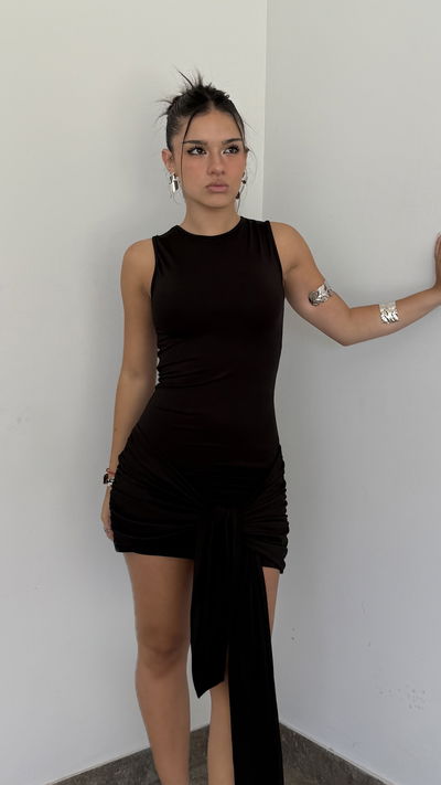 vestido corto básico con lazo para atar 