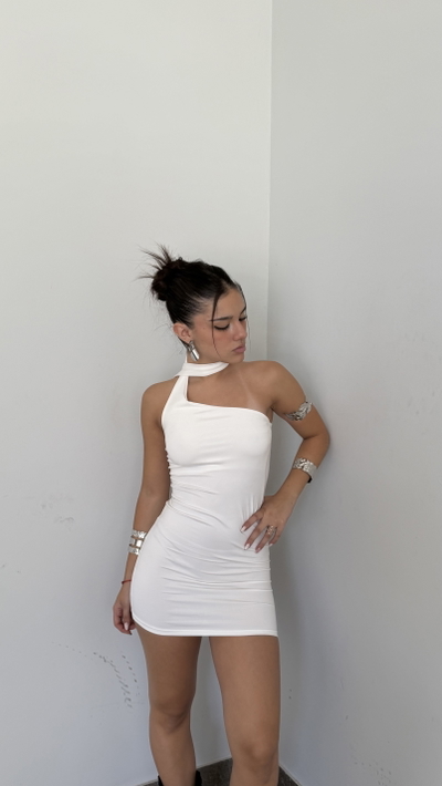 vestido corto con bufanda 