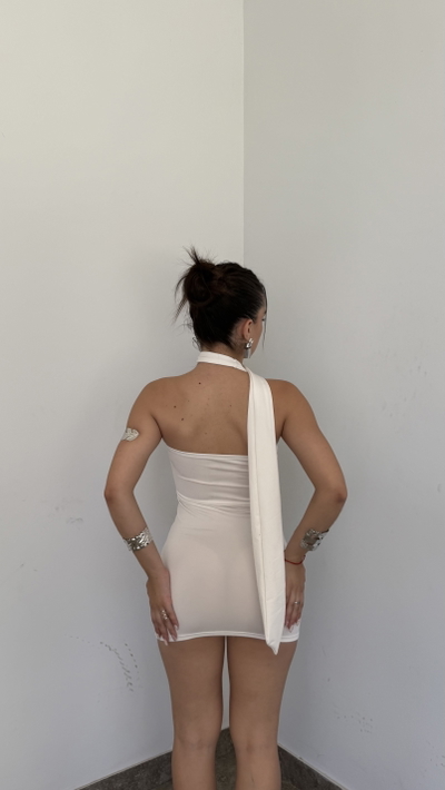 vestido corto con bufanda 