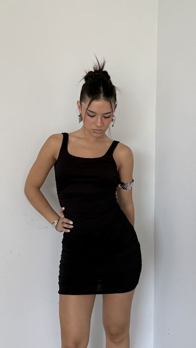 vestido corto básico con escote cuadrado