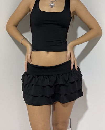 mini con volados y short abajo