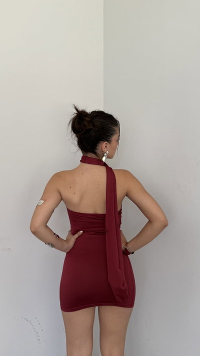 vestido corto con bufanda 