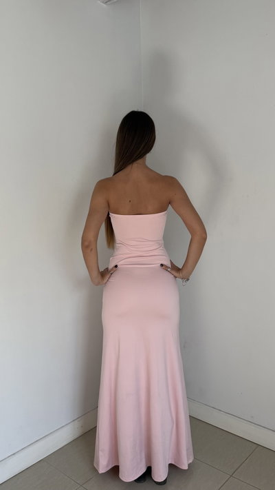 vestido largo strapless con corte triángulo invertido