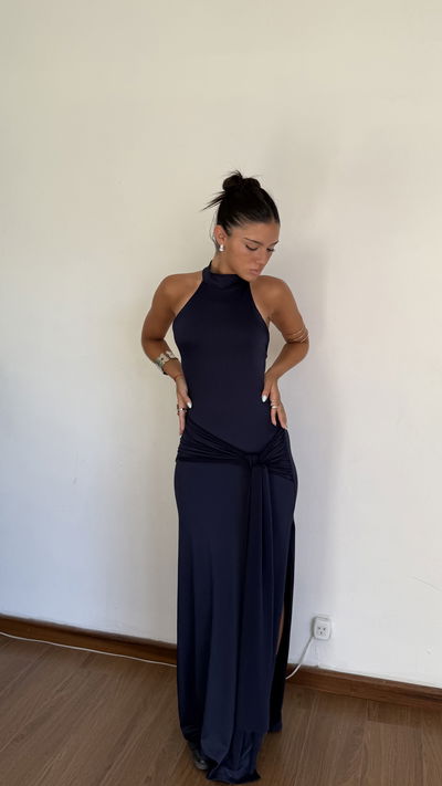 vestido largo al cuello con lazo y espalda desc