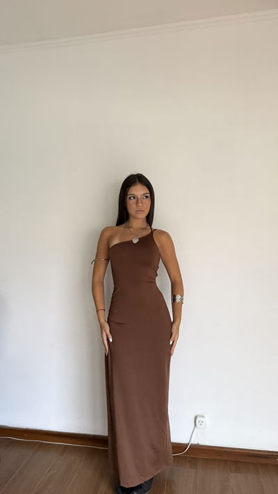 vestido largo un hombro con espalda para atar