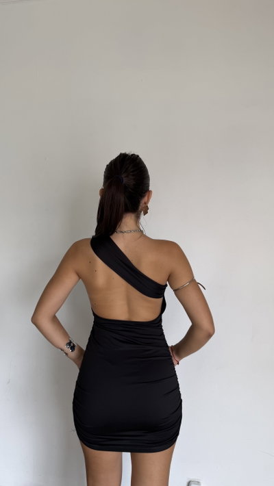 vestido corto un hombro con espalda desc
