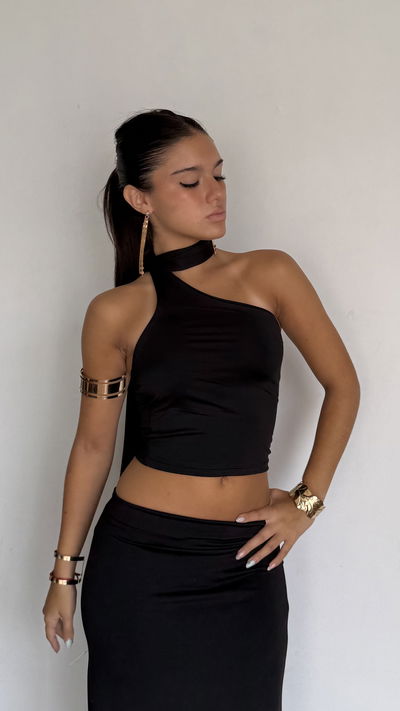 top un hombro con bufanda