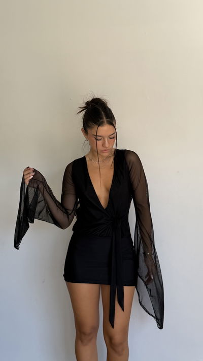 vestido corto escote en v y mangas con tul