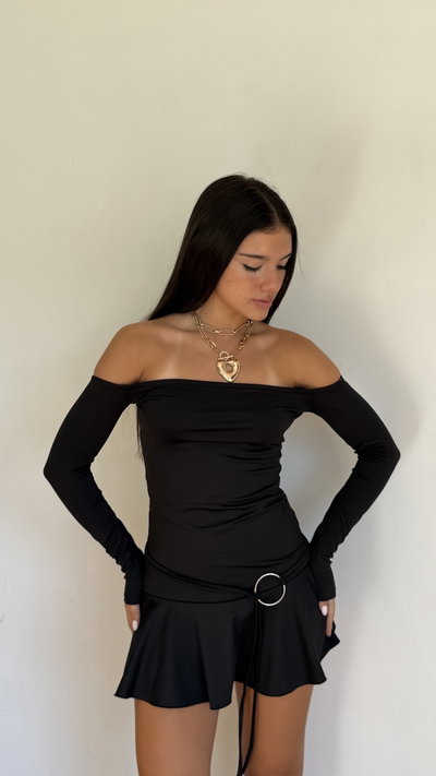 vestido corto cuello bote manga larga con volados
