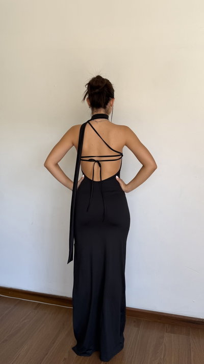 vestido largo un hombro con bufanda y espalda con tira 