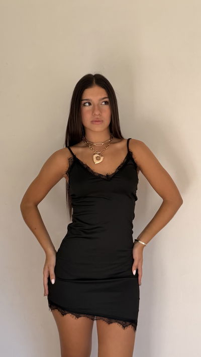 vestido corto escote en v con puntilla