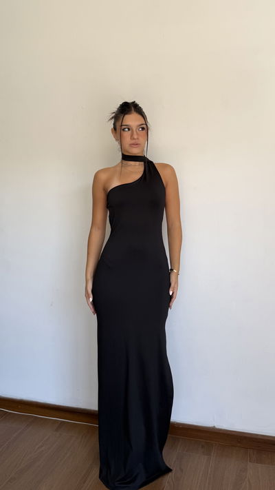 vestido largo un hombro con bufanda y espalda con tira 
