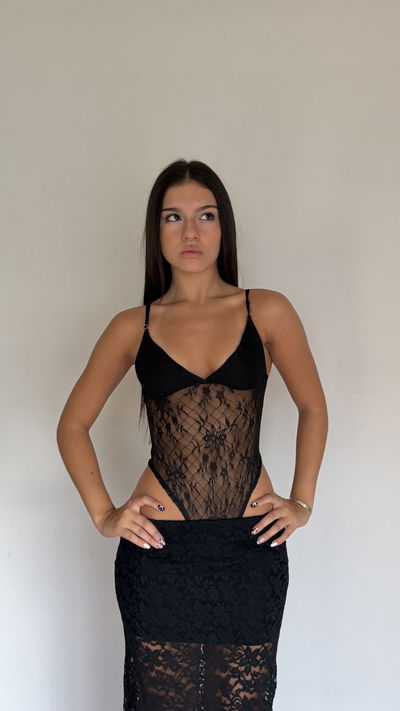 body escote en v de encaje en negro