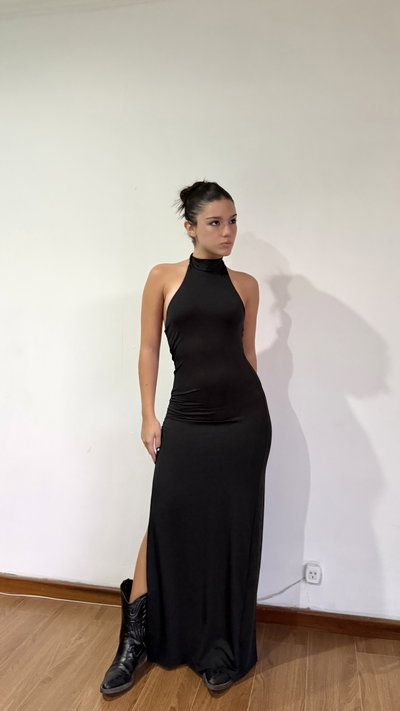 vestido largo al cuello con tajo en la pierna