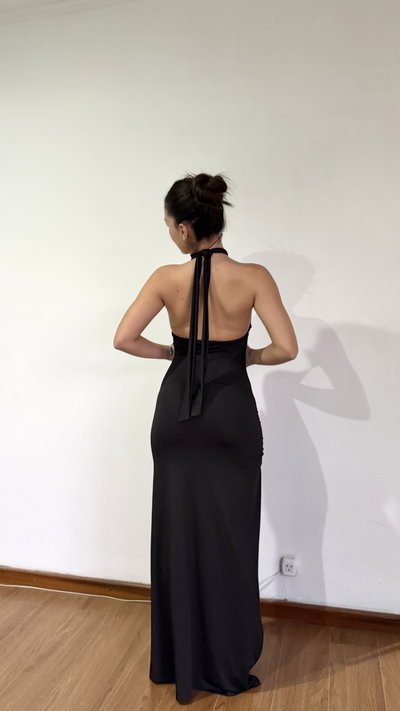 vestido largo al cuello con tajo en la pierna