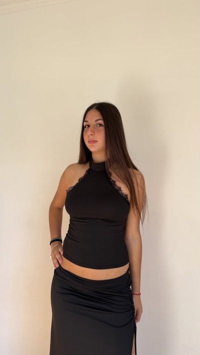 top cuello alto con puntilla 