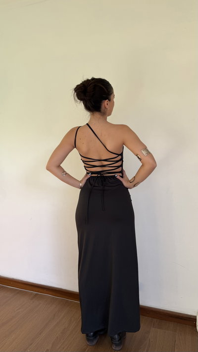 vestido largo un hombro con espalda para atar