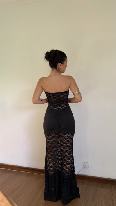 vestido largo strapless con encaje