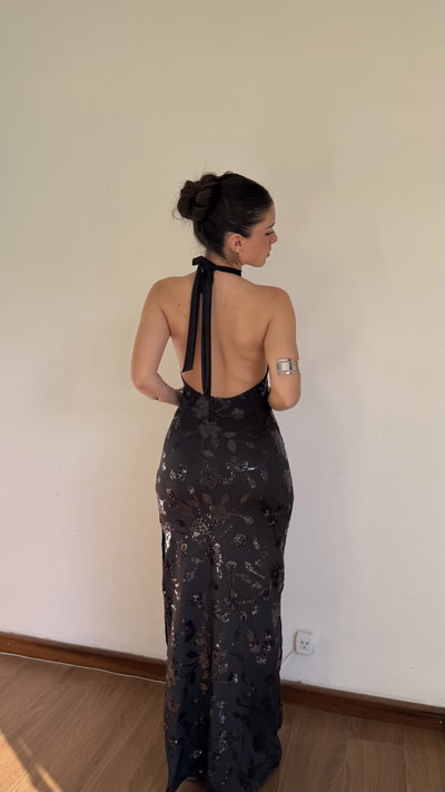 vestido largo al cuello con flores 