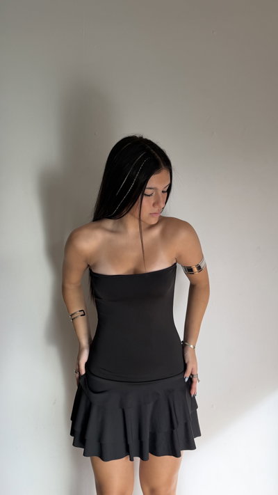 vestido corto strapless con volados