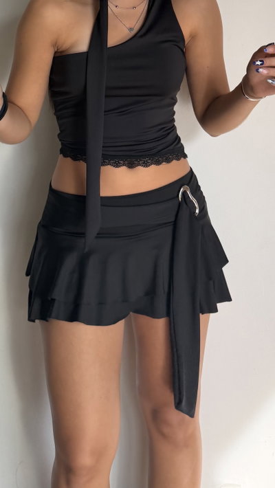 mini con volados con hebilla y short incluido
