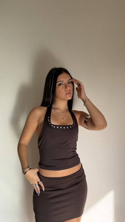 top al cuello con escote cuadrado y tachas