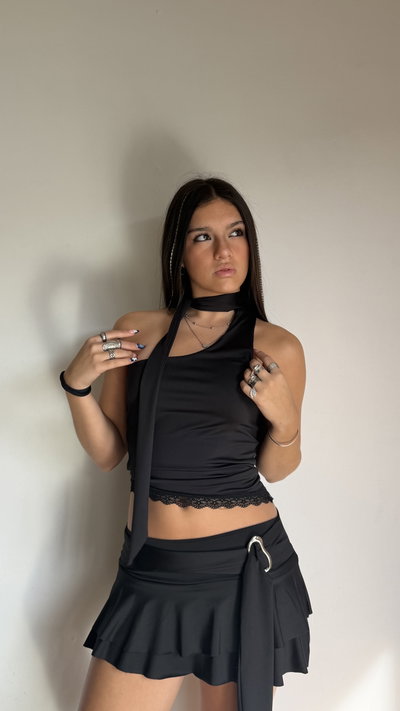 top un hombro con bufandita y detalles de encaje