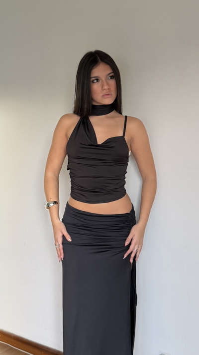 top con buche, bretel y corbata