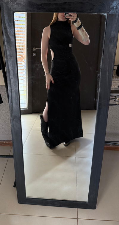 vestido largo al cuello con corte en abdomen 