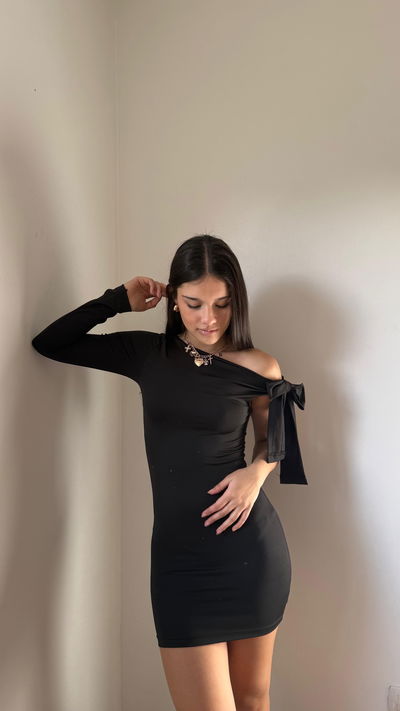 vestido corto asimétrico con nudo 