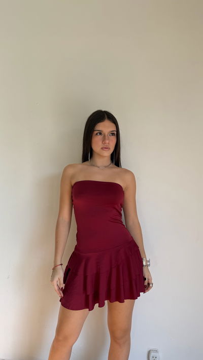 vestido strapless con volados