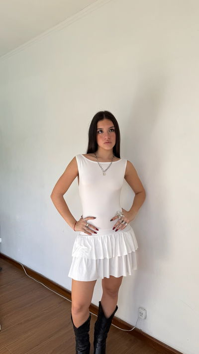 vestido corto con volados