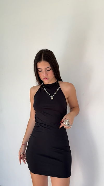 vestido corto al cuello con espalda para atar