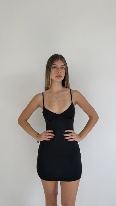 vestido corto con escote en v y tazas 