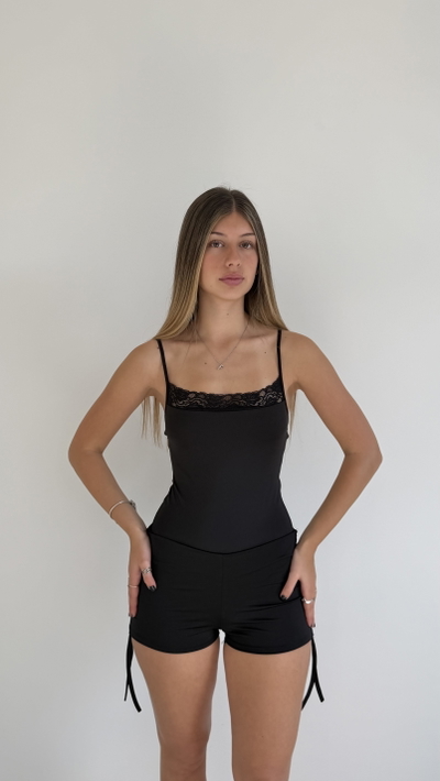 body basico con breteles y puntilla
