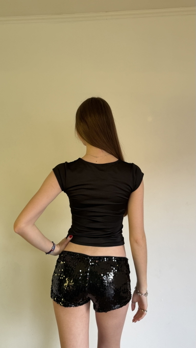 reme con escote en v con pinzas