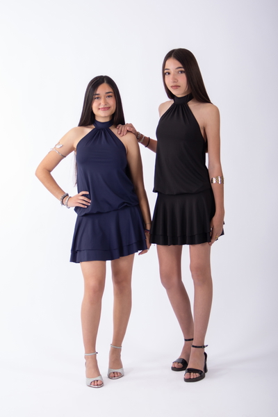vestido corto al cuello con volados  