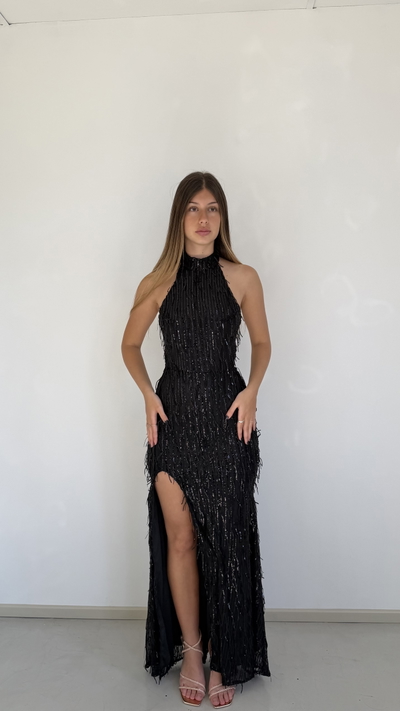 vestido largo al cuello con flecos de lentejuelas