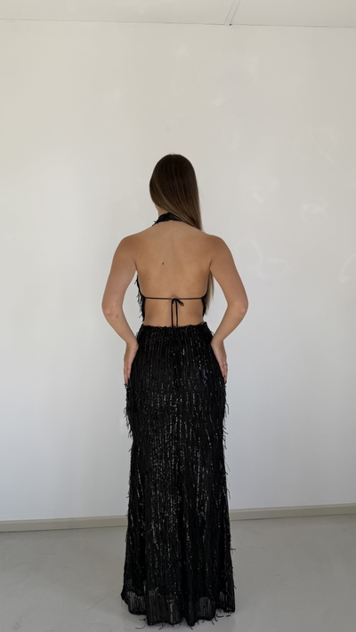 vestido largo al cuello con flecos de lentejuelas
