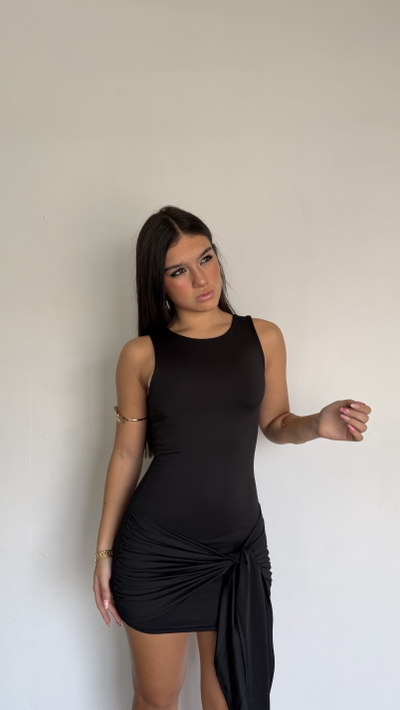 vestido corto básico con lazo para atar 