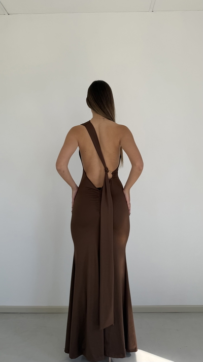 vestido largo un hombro con lazo y aro 