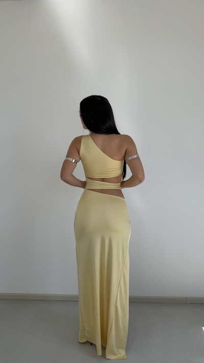 vestido largo un hombro con cortes