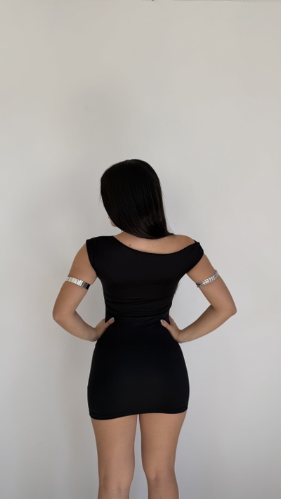 vestido corto hombro asimetrico