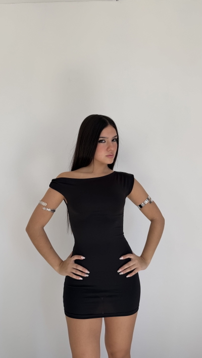 vestido corto hombro asimetrico