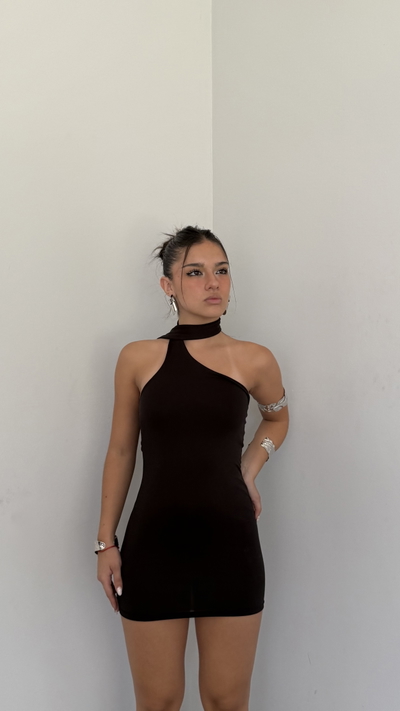vestido corto un hombro con bufanda